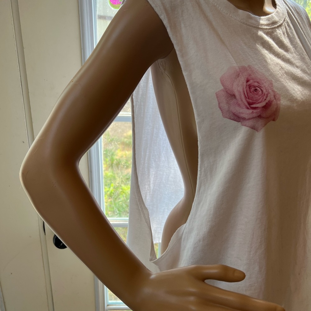 Forever 21, Size 2X, sleeveless top. White/ Pink Roses plus size